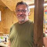 Yves Retali, entrepreneur tourneur sur bois accompagné en contrat CAPE par Petra Corse, dans son atelier de Pietranera
